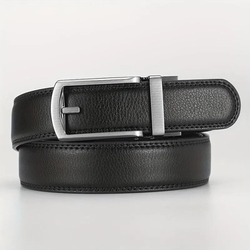 Cinturón de cuero para hombre con hebilla metálica clásica, diseño robusto y funcional.