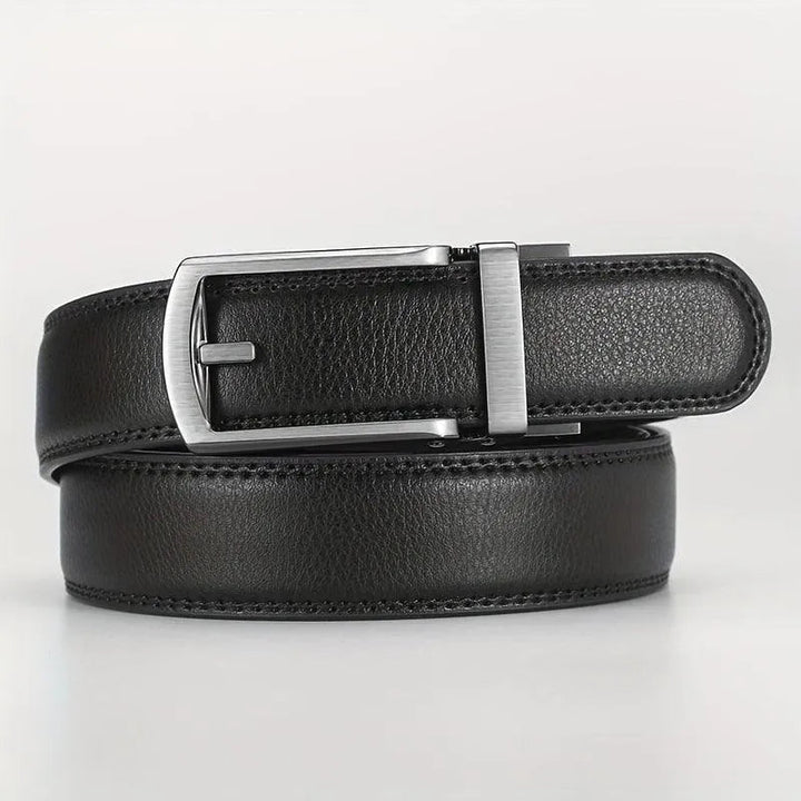 Cinturón de cuero para hombre con hebilla metálica clásica, diseño robusto y funcional.