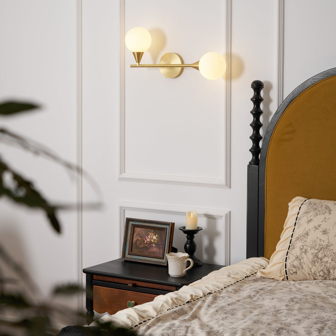 Aplique de latón con dos globos de cristal blanco. Lámpara de pared moderna para decoración.