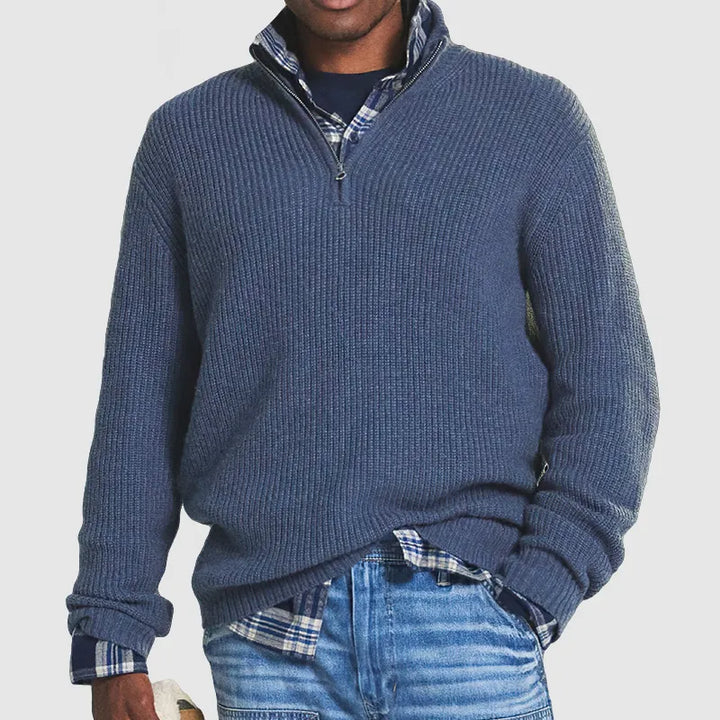 Hombre vistiendo jersey con cremallera, estilo casual de otoño. Un suéter cómodo y elegante para el invierno.
