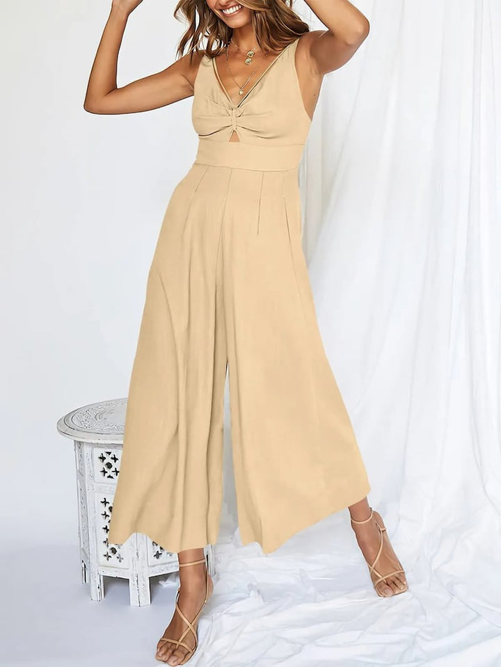 Jumpsuit moderno con escote V y pierna ancha. Ideal como ropa de fiesta femenina para el verano.