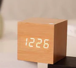 Reloj de madera digital LED, perfecto para una decoración contemporánea, funcional y estilosa.