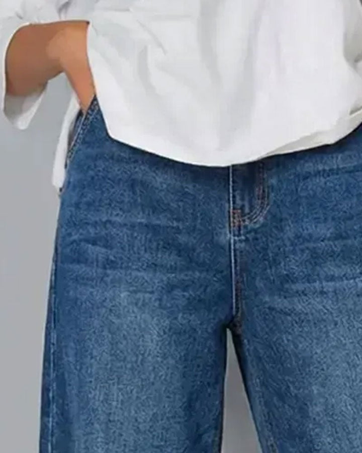 Pantalón corto vaquero de mujer con pierna ancha. Un estilo moderno y casual, perfecto para el verano.