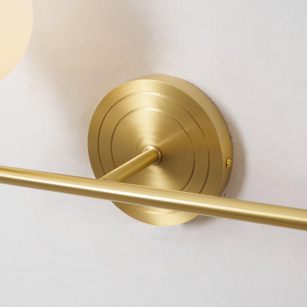 Foco de pared de latón. Dos globos de cristal blanco. Lámpara transicional para tu hogar.
