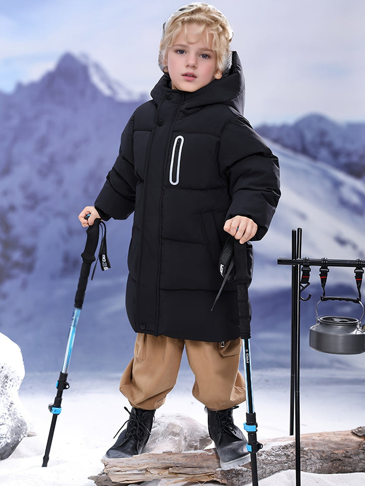 Abrigo infantil cálido y acolchado con capucha, perfecto para días fríos de invierno al aire libre.