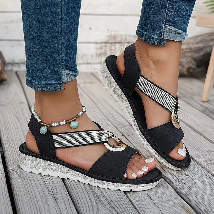 Sandalias planas femeninas con hebilla de metal, esenciales para la comodidad y el estilo diario en verano.