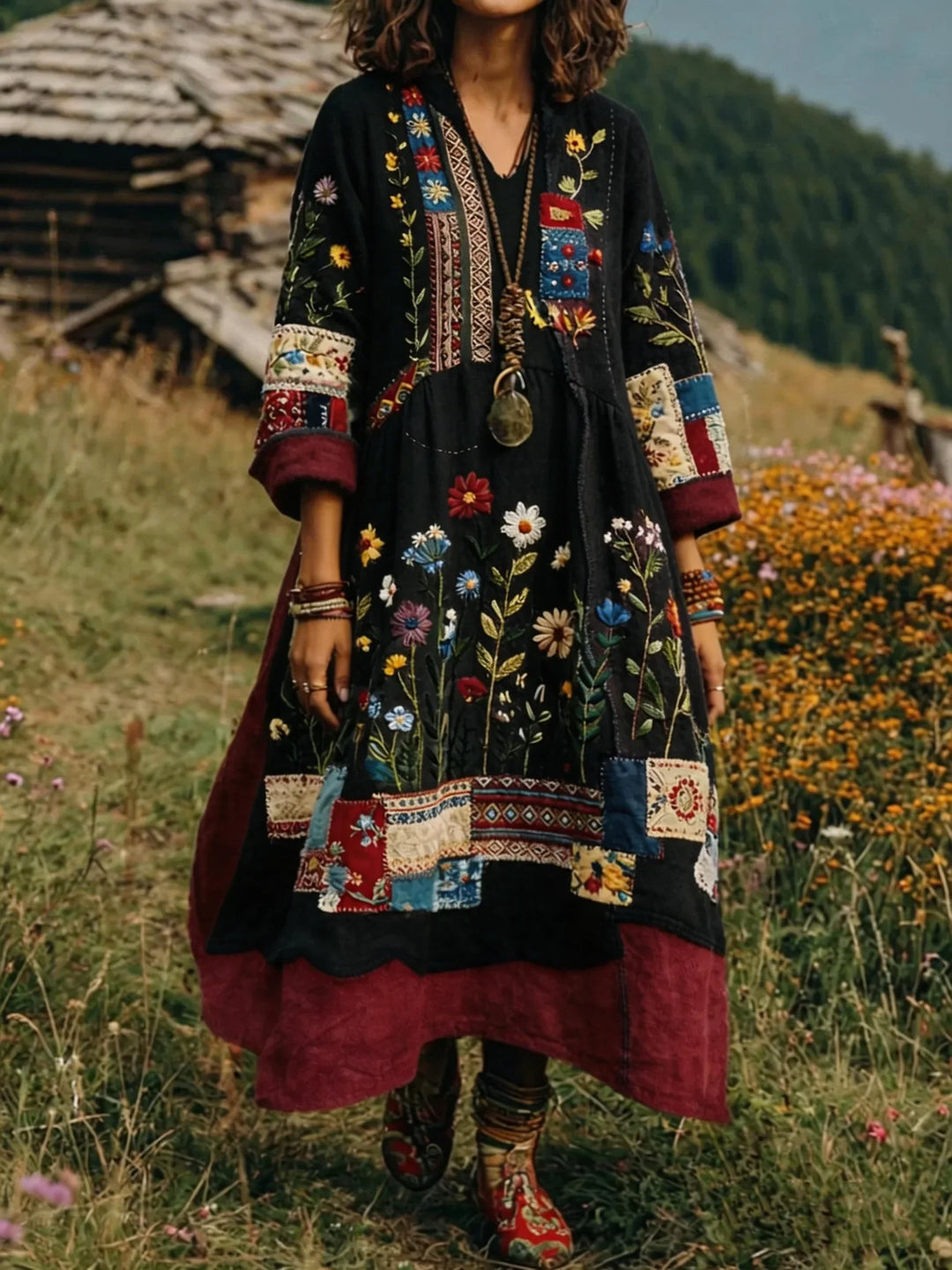 Vestido bohemio largo para mujer, con estampado patchwork y bordados étnicos, estilo casual y fluido.