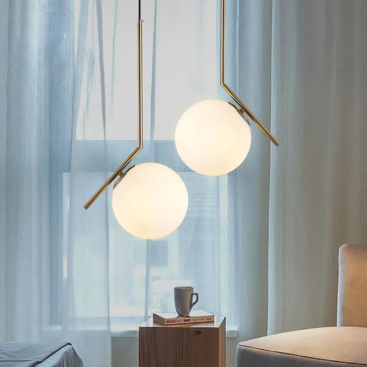 Lámpara colgante esférica moderna de techo. Globo de vidrio, estilo minimalista para iluminación interior.