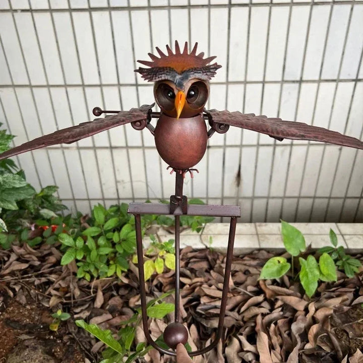 Arte de jardín con pájaro escultórico, decoración exterior de metal para patio y espacios verdes.