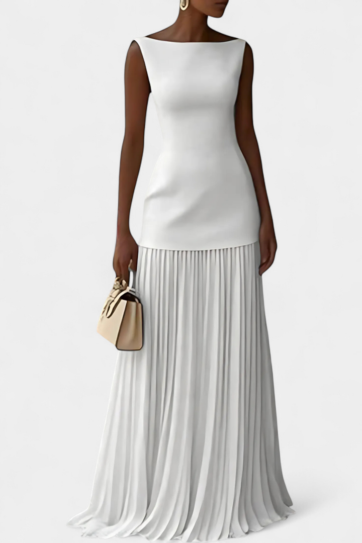 Vestido de noche maxi sin mangas, con pliegues y escote barco. Diseño elegante para gala y eventos formales.