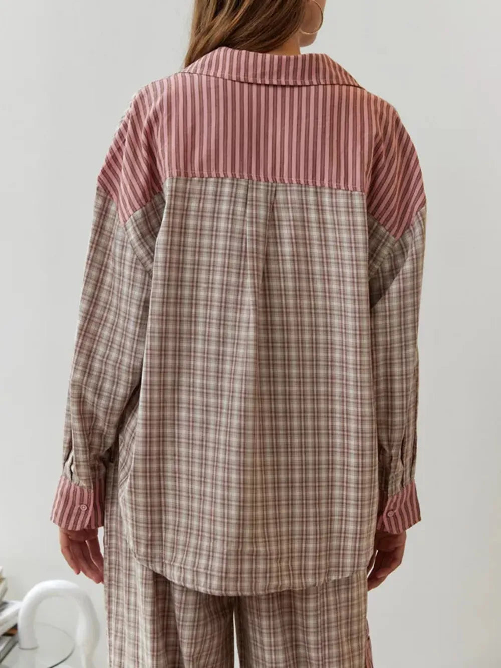 Pijama de mujer completo, suave y elástico de dos piezas. Ideal para relajación y confort en el hogar. Moda noche cómoda.