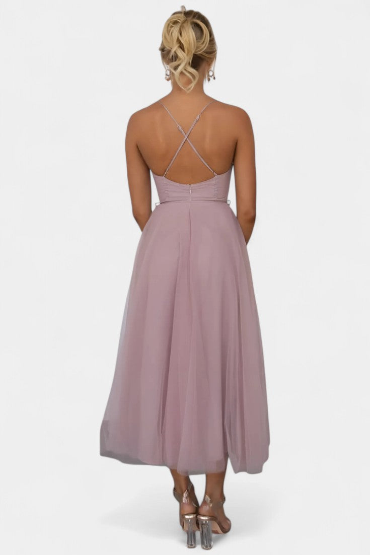 Vestido formal de cóctel midi Eileen, con un toque romántico y chic.