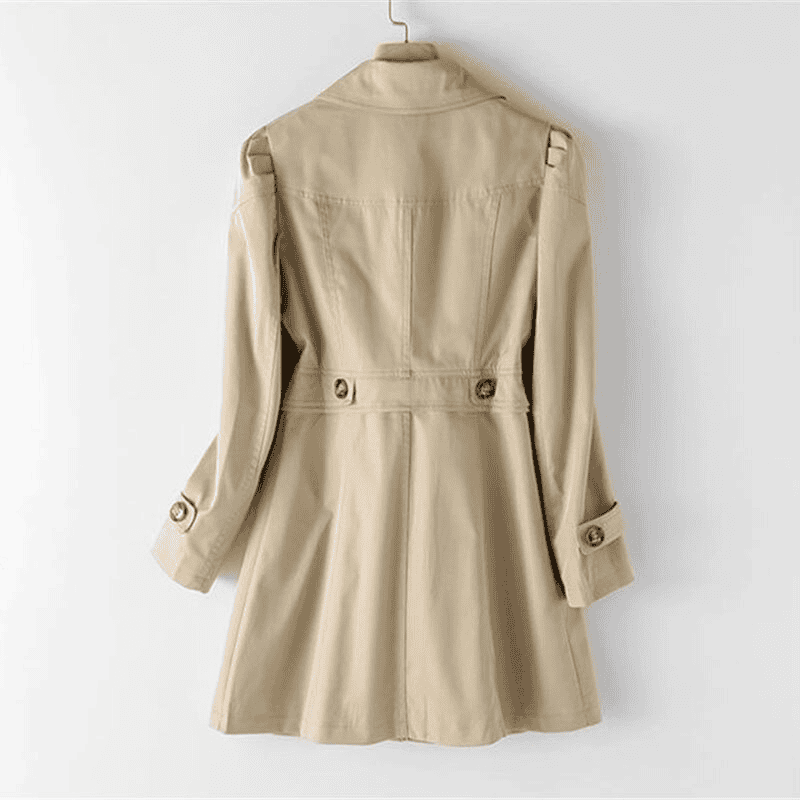 Abrigo gabardina clásico para mujer con hombros definidos y cierre de un botón. Estilo formal y casual.