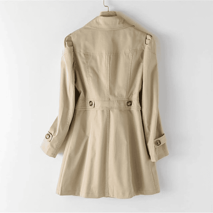 Abrigo gabardina clásico para mujer con hombros definidos y cierre de un botón. Estilo formal y casual.