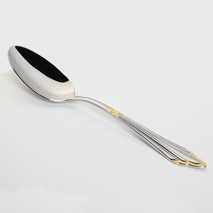 Juego de cubiertos dorado Aurelia de acero inoxidable, perfecto para cenas elegantes, cocina moderna y ocasiones especiales.