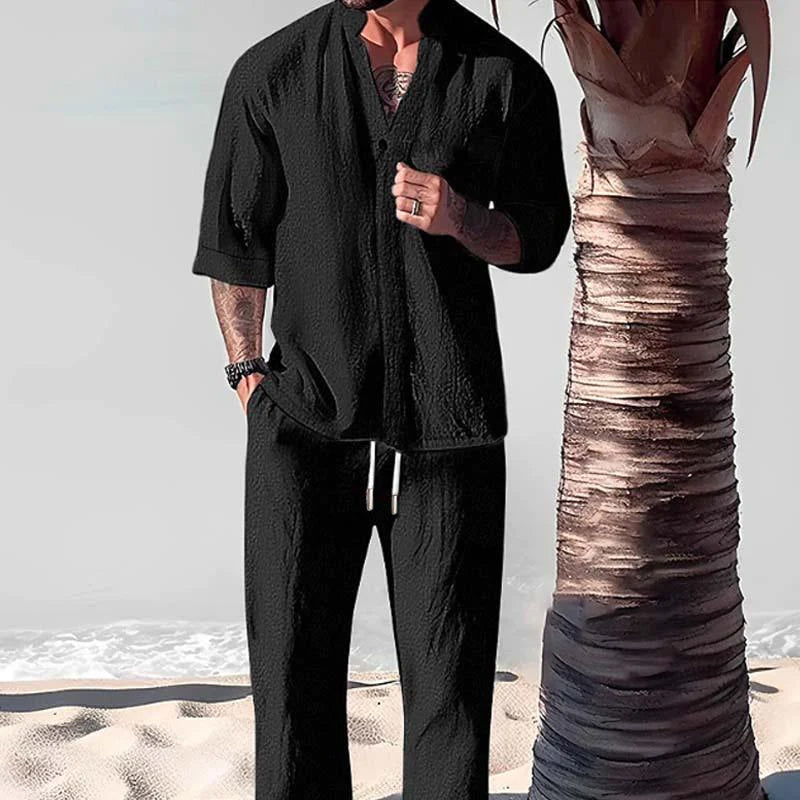 Textura de lino natural en conjunto casual de hombre. Material transpirable que garantiza frescura y confort.