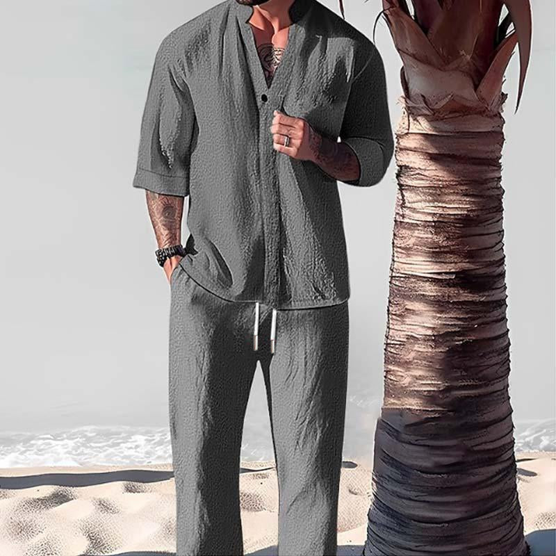 Hombre relajado vistiendo conjunto de lino lounge. Perfecto para el relax, ofrece frescura y comodidad en verano.