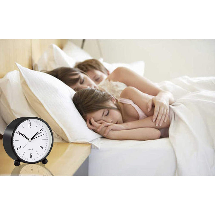 Diseño moderno de reloj analógico compacto, perfecto para decoración de hogar.