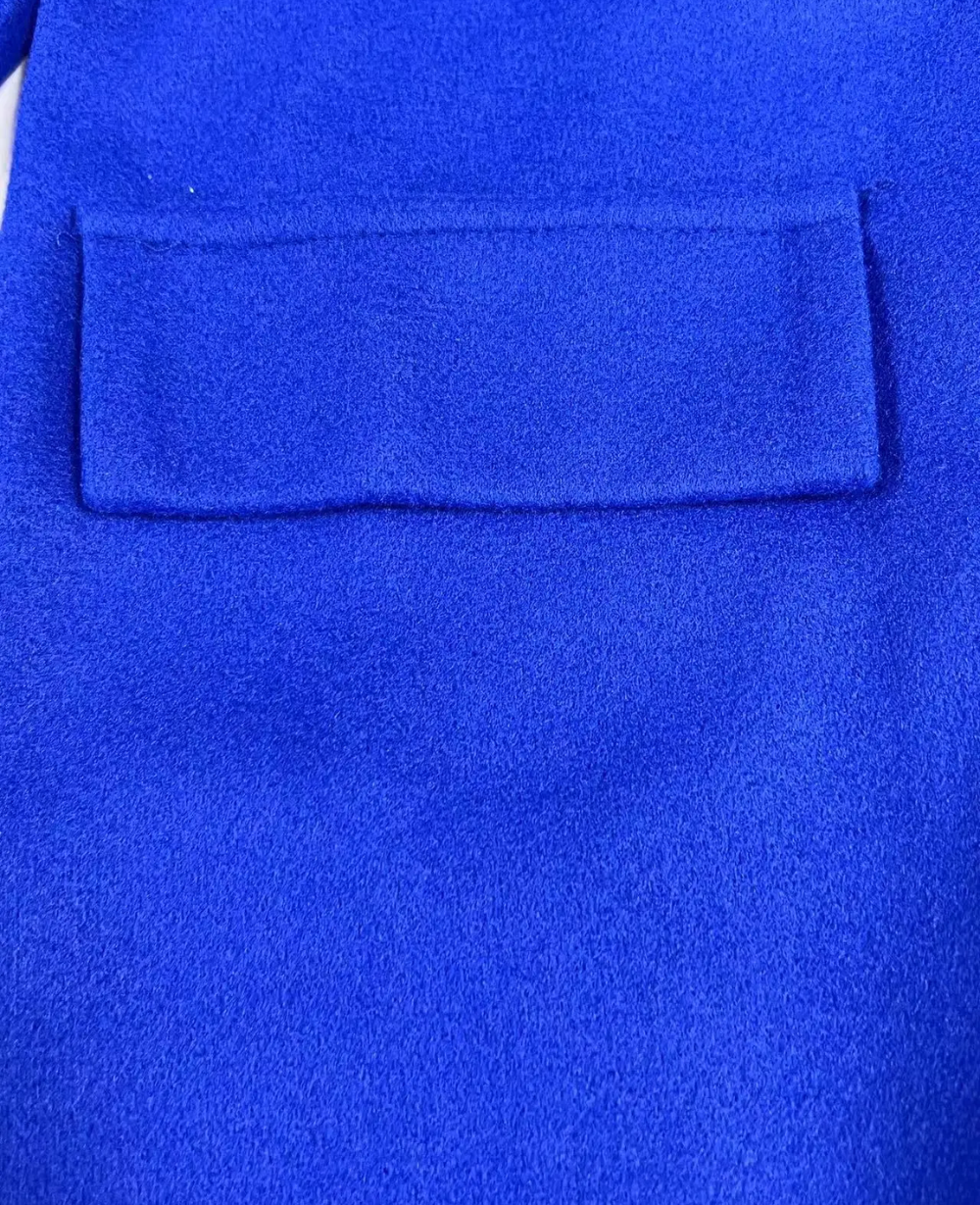 Abrigo largo, doble botonadura, elegante para mujer, ideal para cualquier ocasión.