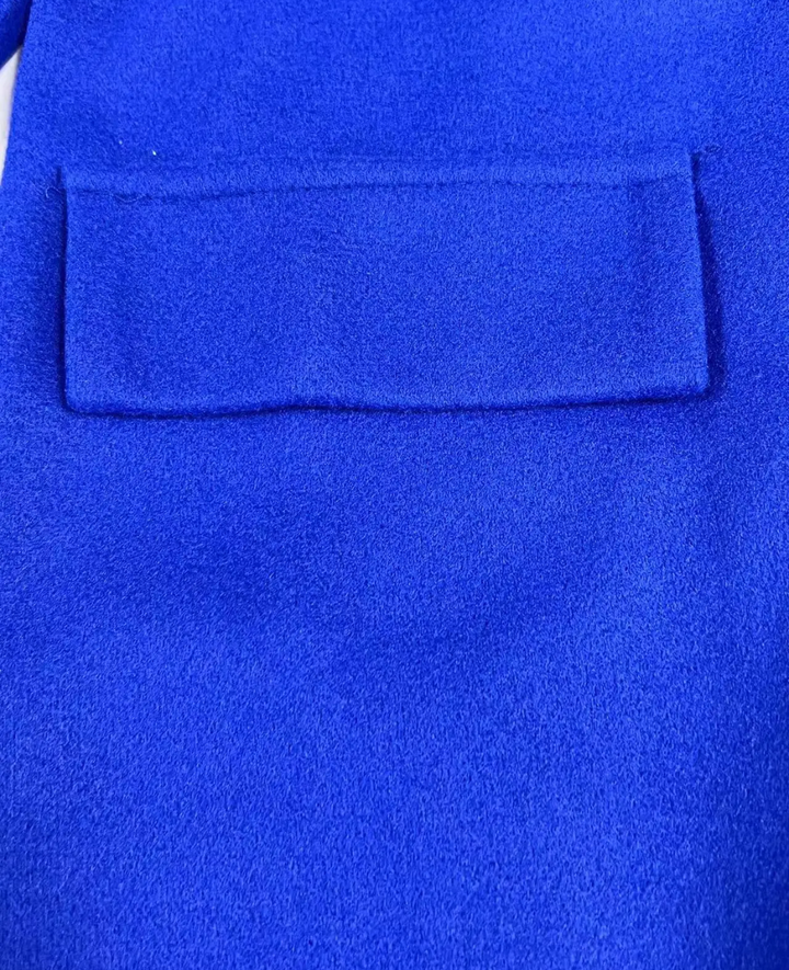Abrigo largo, doble botonadura, elegante para mujer, ideal para cualquier ocasión.