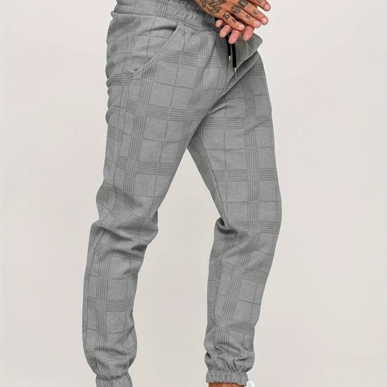 Pantalón jogger masculino en percha, destacando su caída y estilo moderno para ropa de hombre.