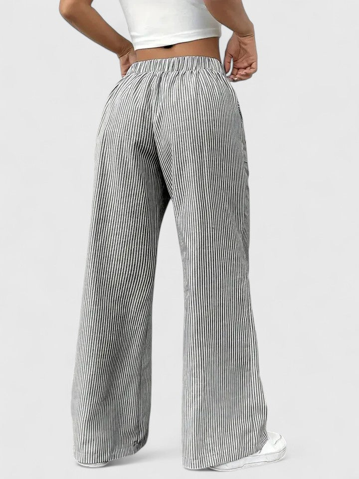 Pantalón ancho azul cielo, tejido fluido, cintura ajustable. Perfecto para el calor veraniego.