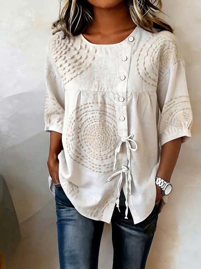 Blusa estampada para mujer, con botones frontales, diseño versátil y moda femenina casual.