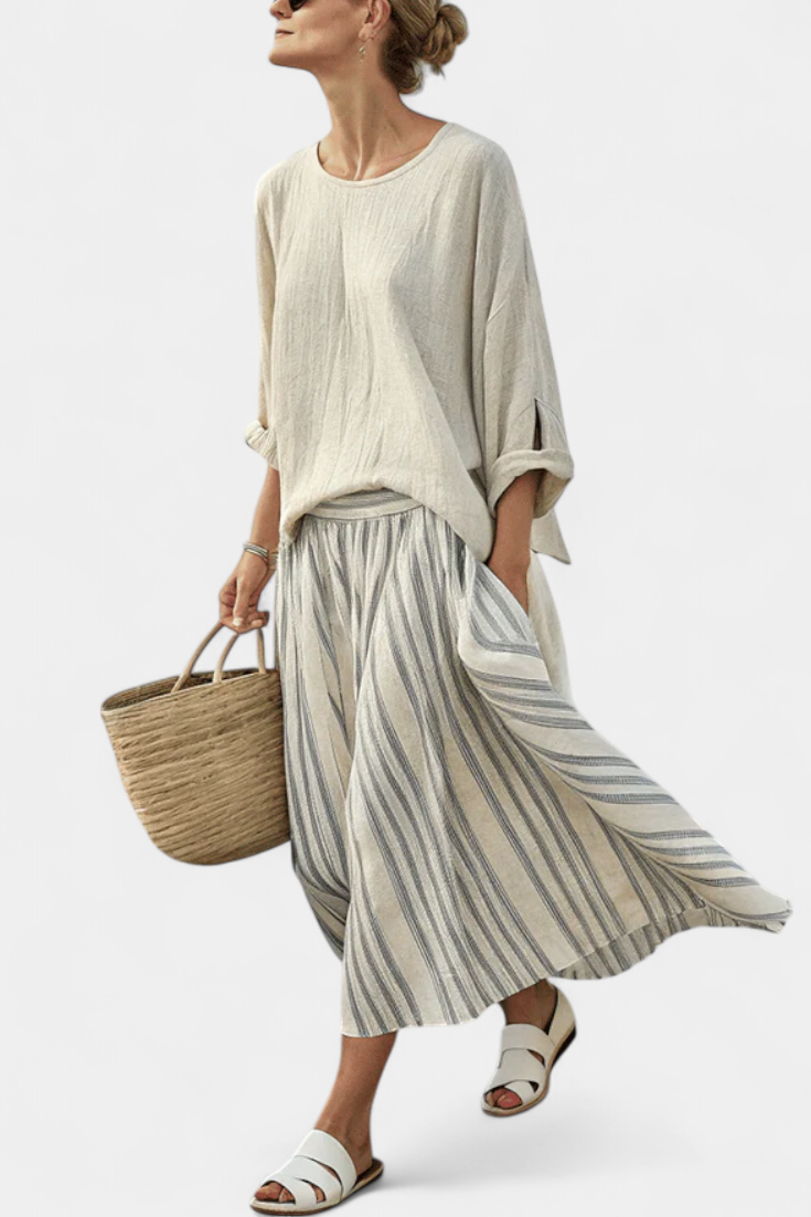 Blusa beige cómoda y falda midi a rayas para mujer. Conjunto fluido perfecto para verano y estilo casual-elegante.