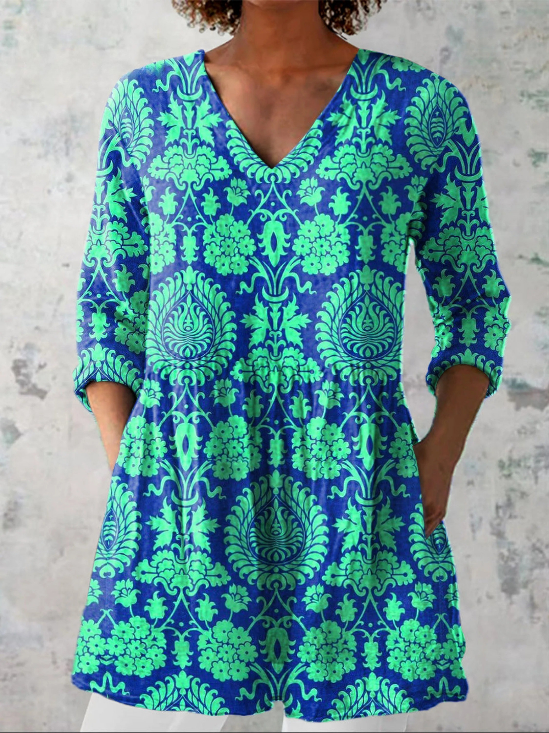 Camisa de mujer con cuello V, estampado floral y estilo vintage, perfecta para un look casual de verano.