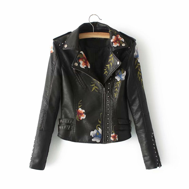 Chaqueta de cuero sintético negra con flores bordadas y tachuelas, perfecta para mujer en otoño/invierno.