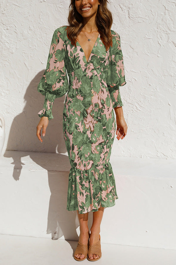 Vestido midi floral elegante para mujer con cintura fruncida, ideal para eventos de primavera/verano.