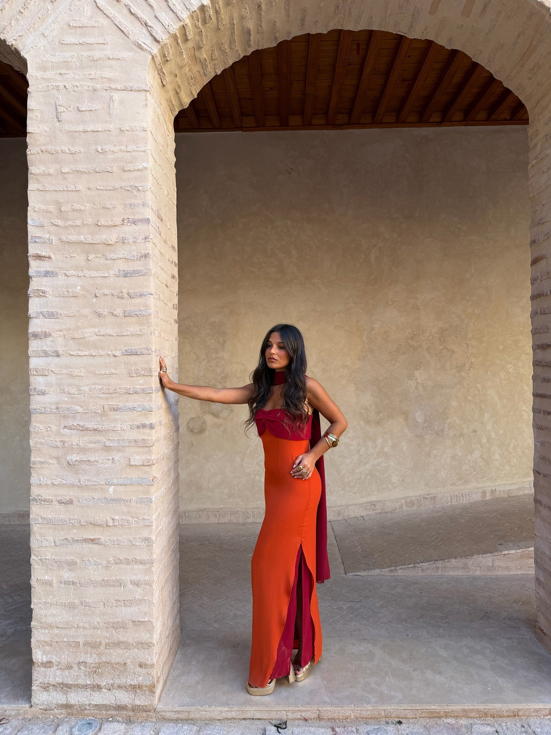 Vestido bicolor único para mujer, largo, con fular y tirantes, perfecto para lucir elegante en verano.