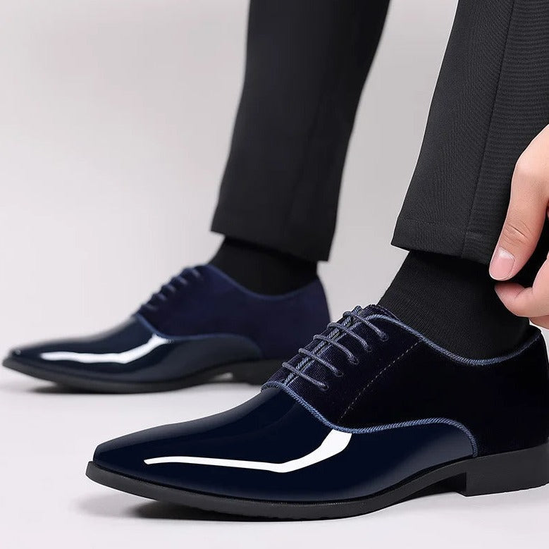 Zapatos de vestir para hombre con acabado brillante espejo, ideales para eventos formales y moda ejecutiva.