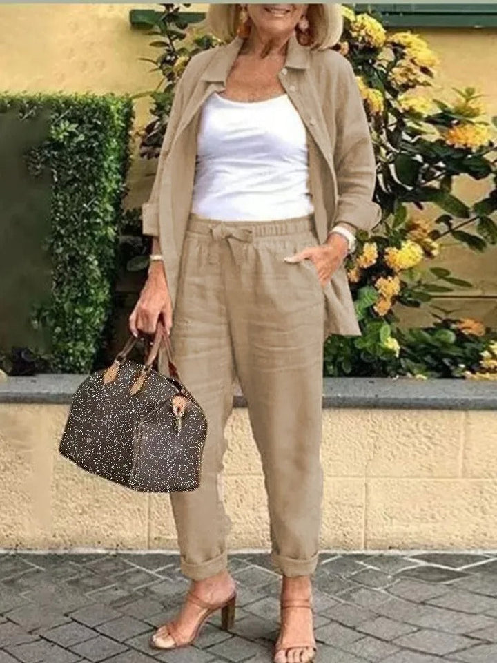 Atuendo veraniego completo para mujer: top ligero y pantalón corto ideal para la playa o vacaciones.