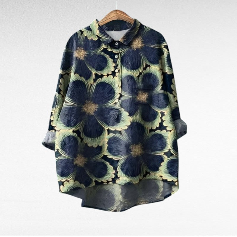 Blusa femenina elegante con estampado vintage. Prenda cómoda y fluida para looks casuales de moda.