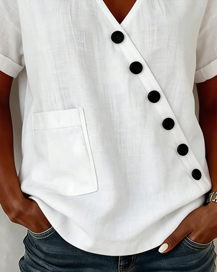 Elegante top blanco para mujer con diseño de botones diagonales y escote V. Moda femenina moderna y casual.