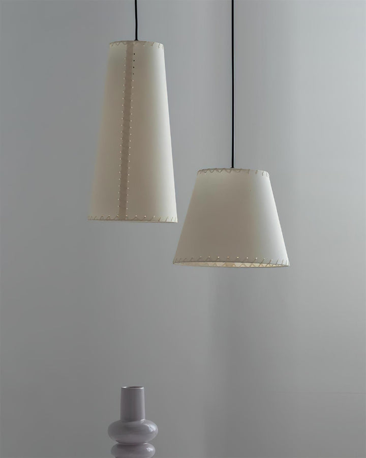 Lámpara de pergamino colgante. Diseño moderno y artesanal. Iluminación interior con luz cálida.