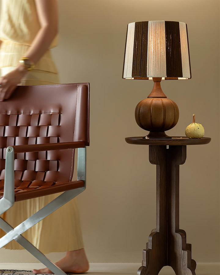 Lámpara de mesa moderna con pantalla de rayas y base de madera de nogal, ideal para decoración de hogar.