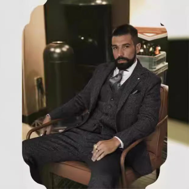 Americana de traje hombre slim fit con patrón de espiga. Prenda elegante para un conjunto formal de tres piezas.
