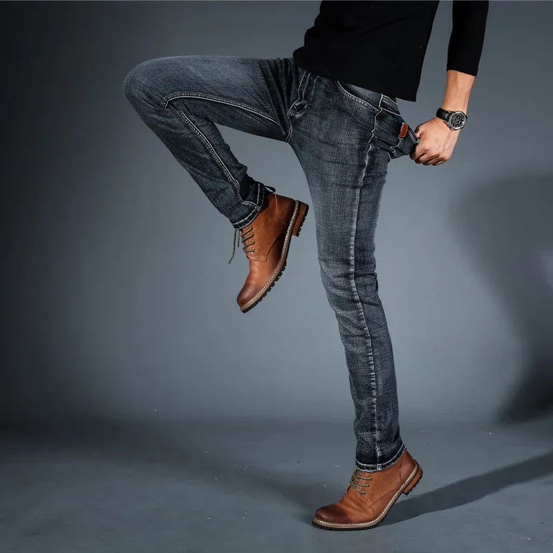 Tejanos ajustados de moda para hombre, silueta estilizada y flexible para cualquier ocasión.