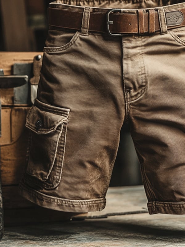 Vista detallada de pantalones cargo cortos retro para hombre, mostrando bolsillos laterales y tejido.