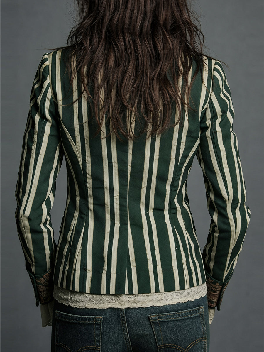 Blazer bohemio con flores y rayas, moda femenina versátil para un look casual chic y moderno.