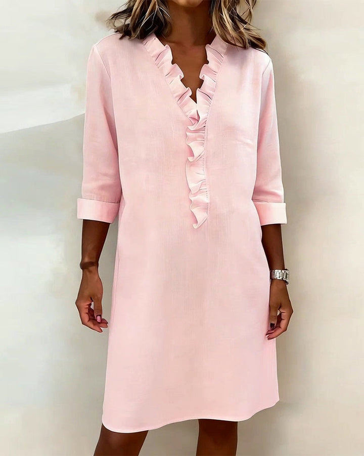 Vestido de día para mujer, con escote V y volantes. Estilo casual primaveral, moda femenina cómoda.