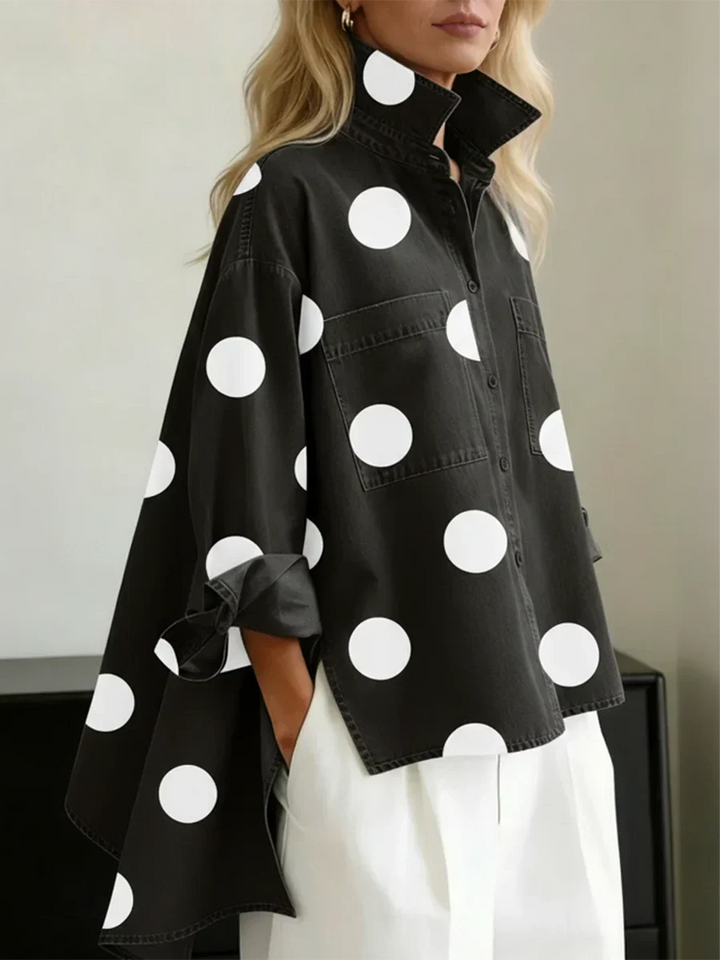 Blusa moderna de mujer con lunares, corte oversize. Perfecta para un look casual chic y femenino.