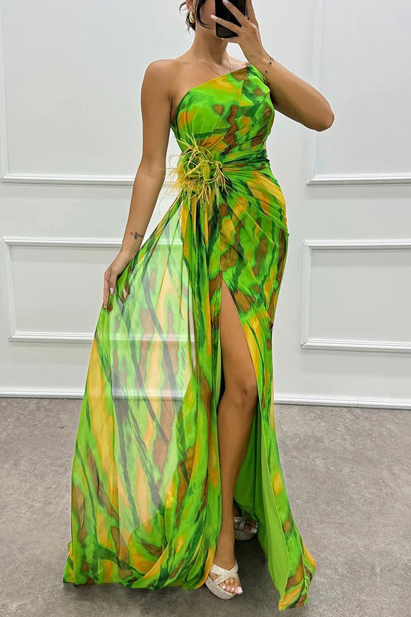 Vestido asimétrico morado de moda, largo y elegante, con abertura. Perfecto para noche de verano.