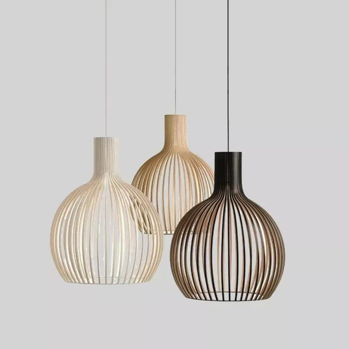 Lámpara de techo con diseño de jaula de madera, estilo natural y altura regulable.