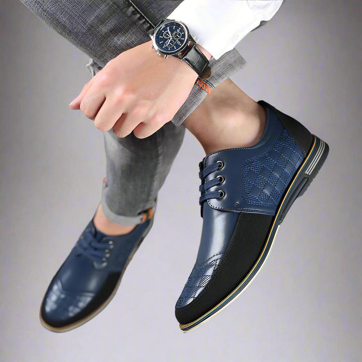 Hombre usando zapatillas cómodas, sensación de confort y sujeción para pies anchos. Tallas grandes.