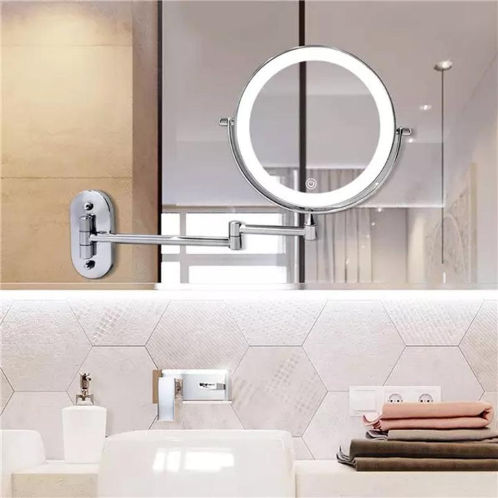 Espejo de maquillaje LED magnificador de pared con brazo articulado, ideal para vanidad en el baño.