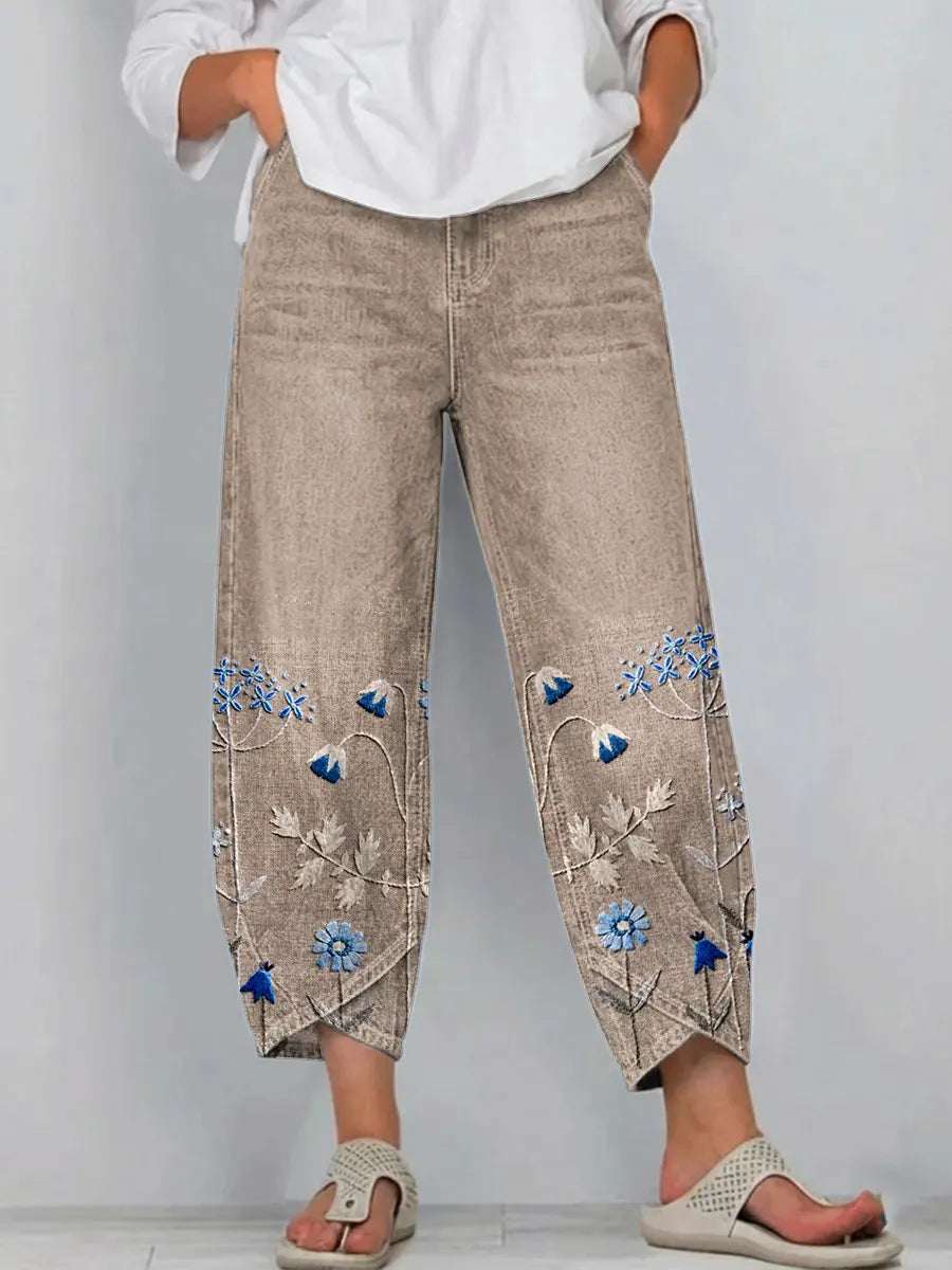 Pantalón vaquero de mujer con bordado floral boho y corte recto. Denim azul de algodón para look casual.