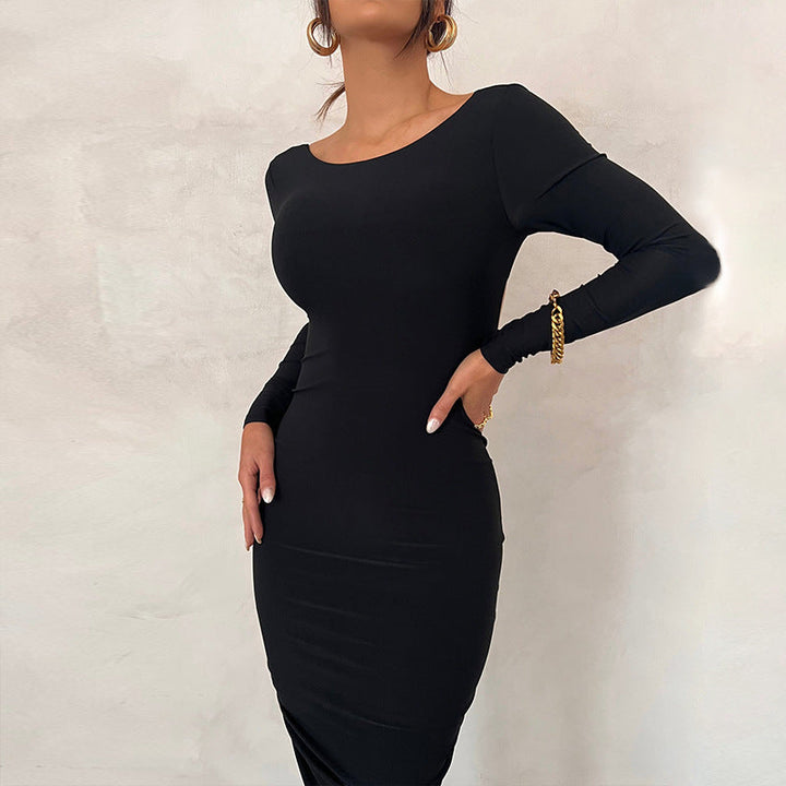 Vestido de fiesta primavera mujer, tejido fluido, diseño elegante con escote en espalda. Moda formal.